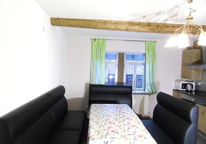 Großer Esstisch mit Dinerbänke