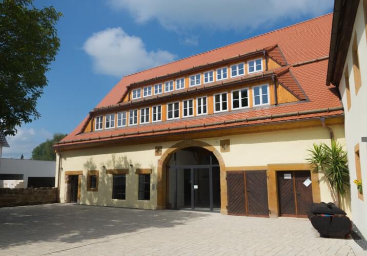 Hausansicht mit Eingangsbereic