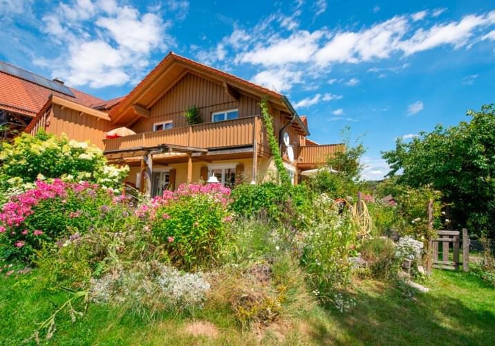Gästehaus - Westansicht mit Ga