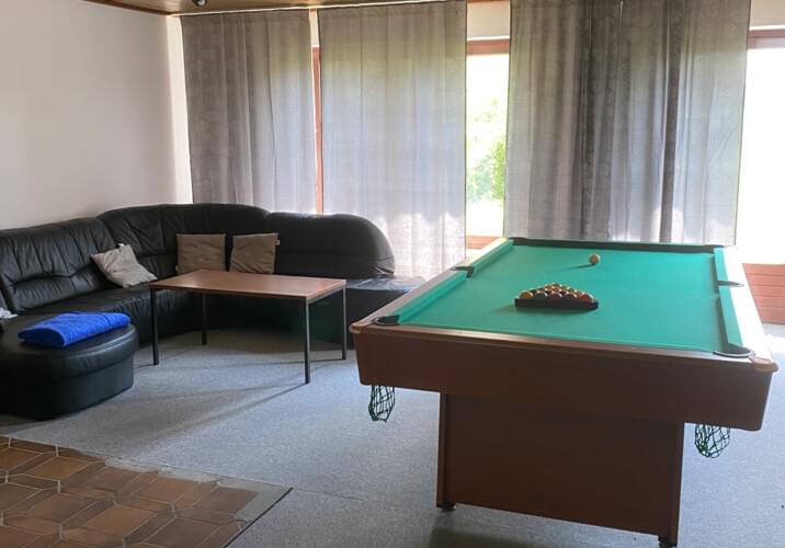 Wohnzimmer mit Billardtisch Wo
