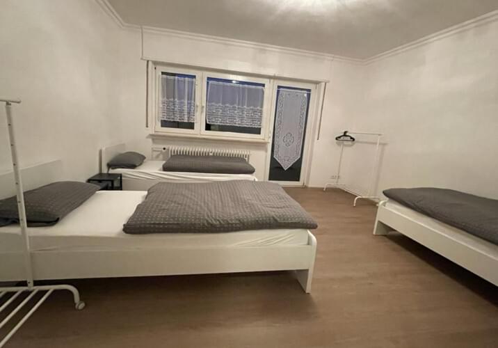Zimmer 1 mit 3 Betten Balkonzu