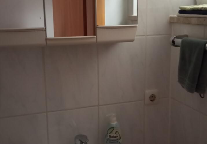 Badezimmer mit Spiegelschrank