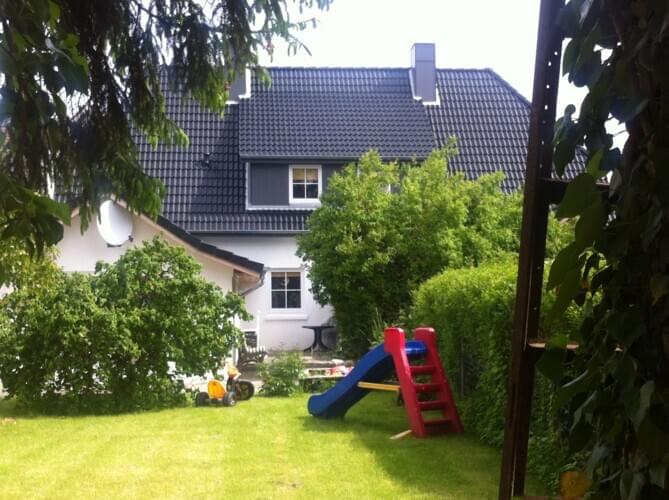 Hausansicht mit Garten 